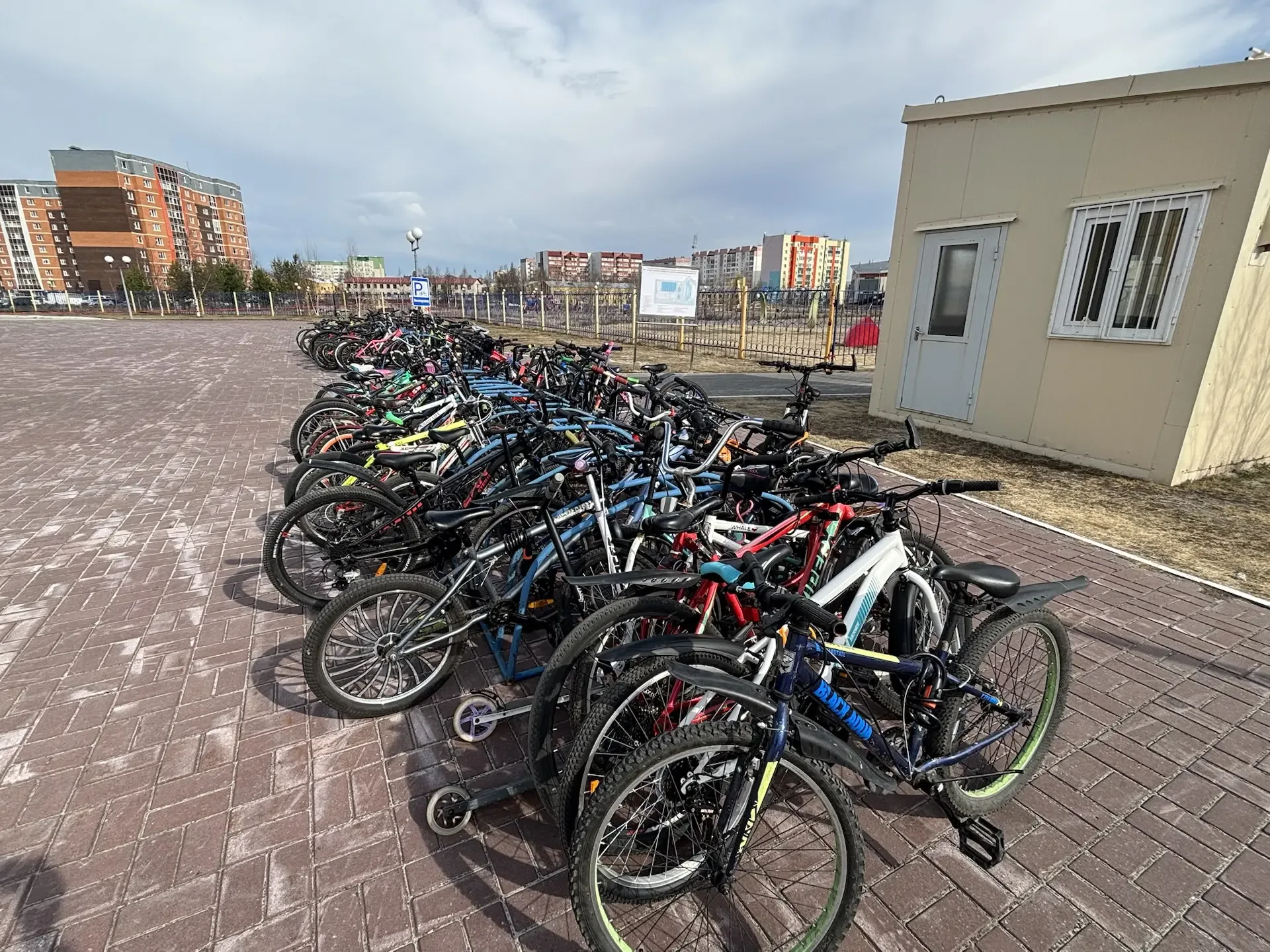 🚴‍♂️ Важная информация для всех, кто приезжает в школу на велосипеде и самокатах! 🚴‍♀️  Уважаемые ро