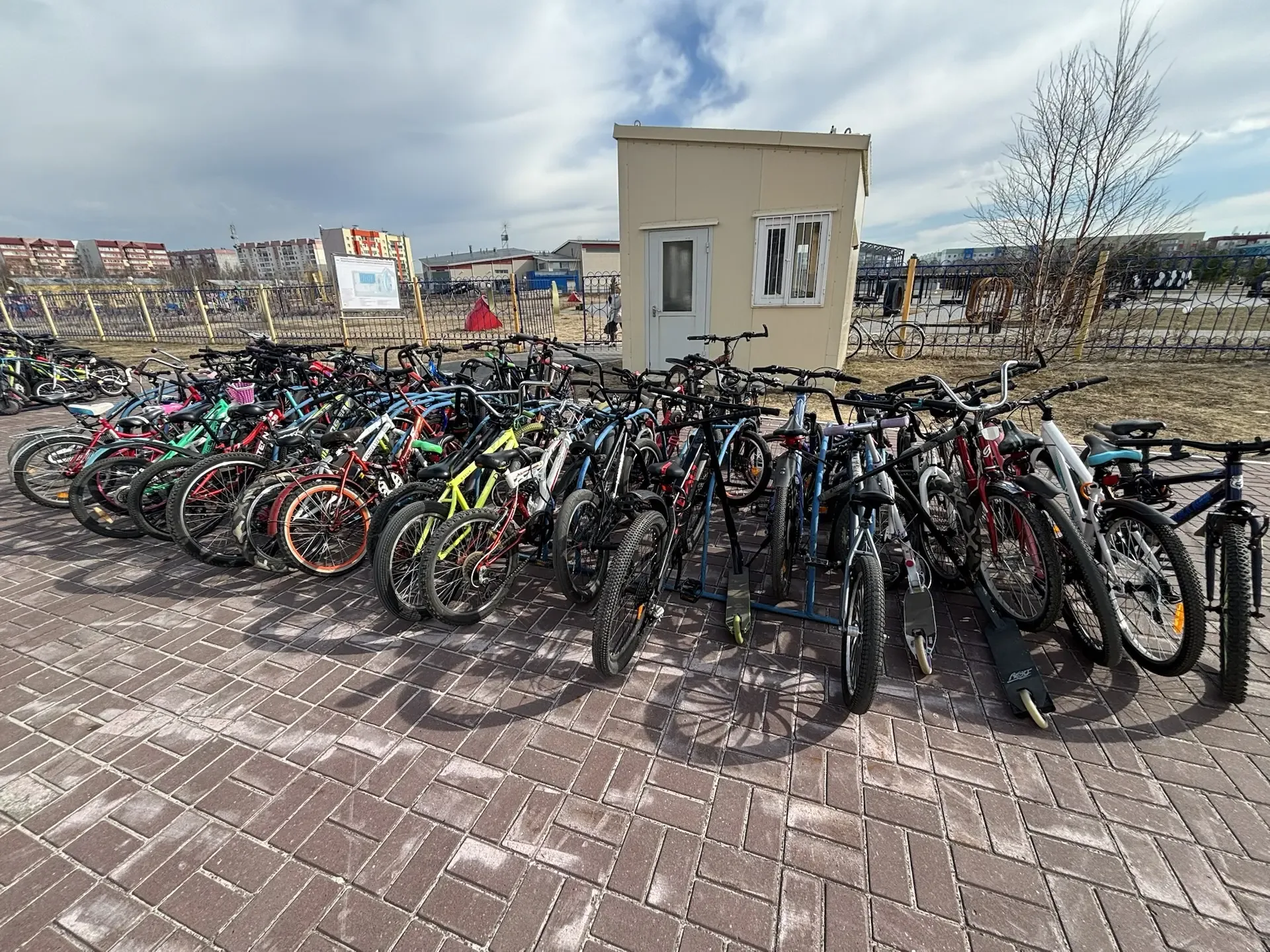 🚴‍♂️ Важная информация для всех, кто приезжает в школу на велосипеде и самокатах! 🚴‍♀️  Уважаемые ро