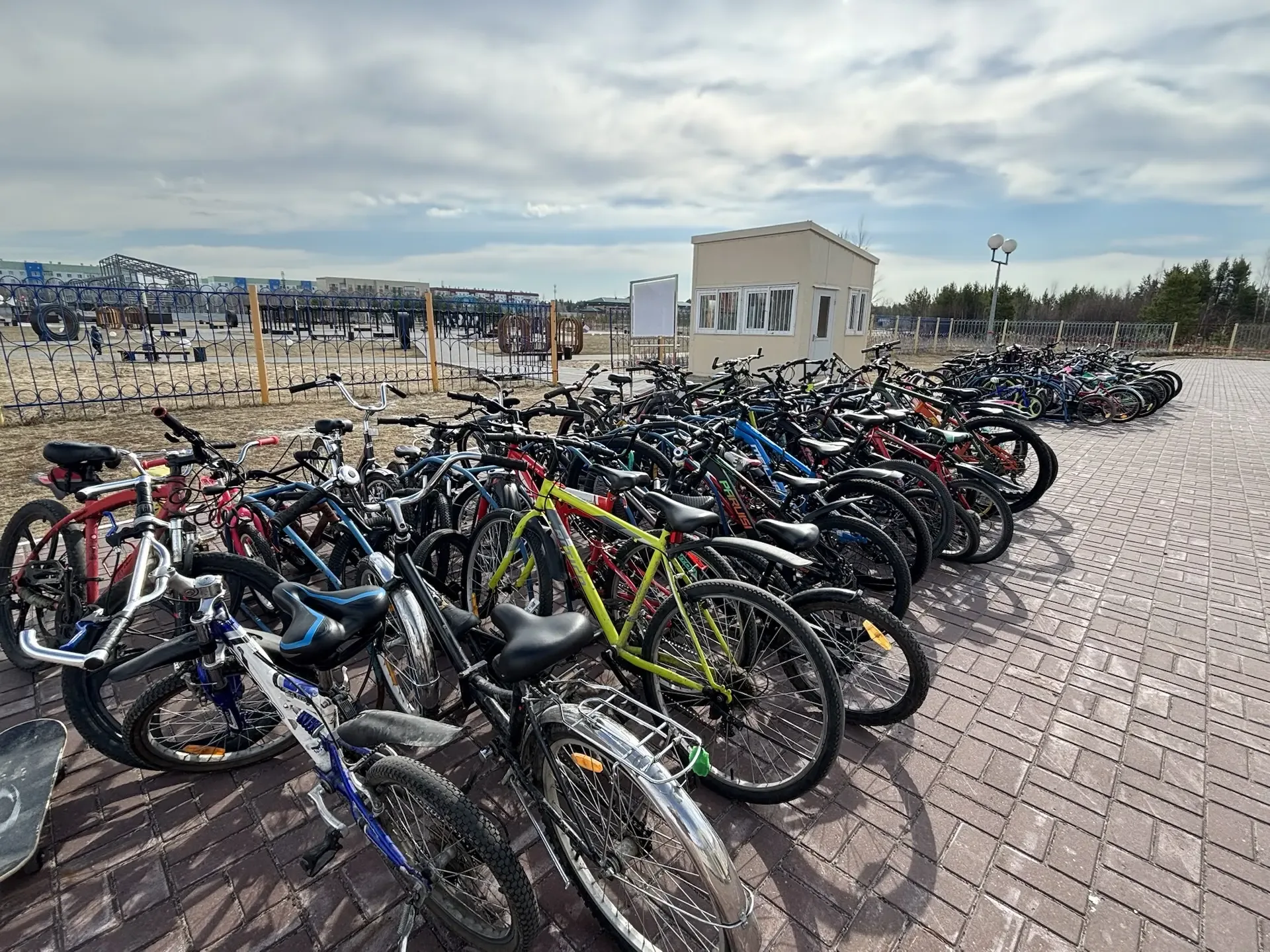 🚴‍♂️ Важная информация для всех, кто приезжает в школу на велосипеде и самокатах! 🚴‍♀️  Уважаемые ро