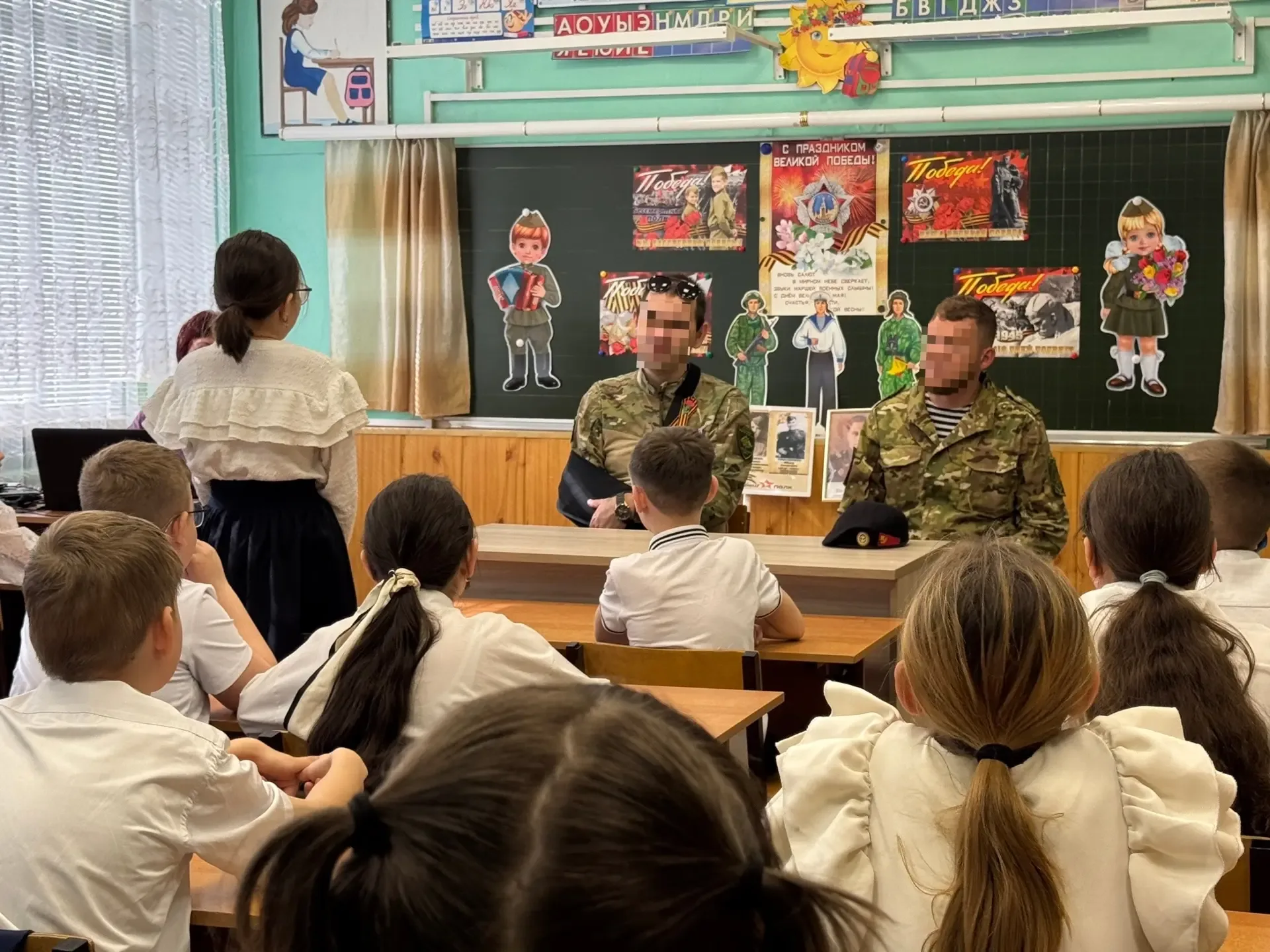 В Лиманской школе № 2 прошел особенный день. Ученики смогли лично пообщаться с теми, кто сегодня сто