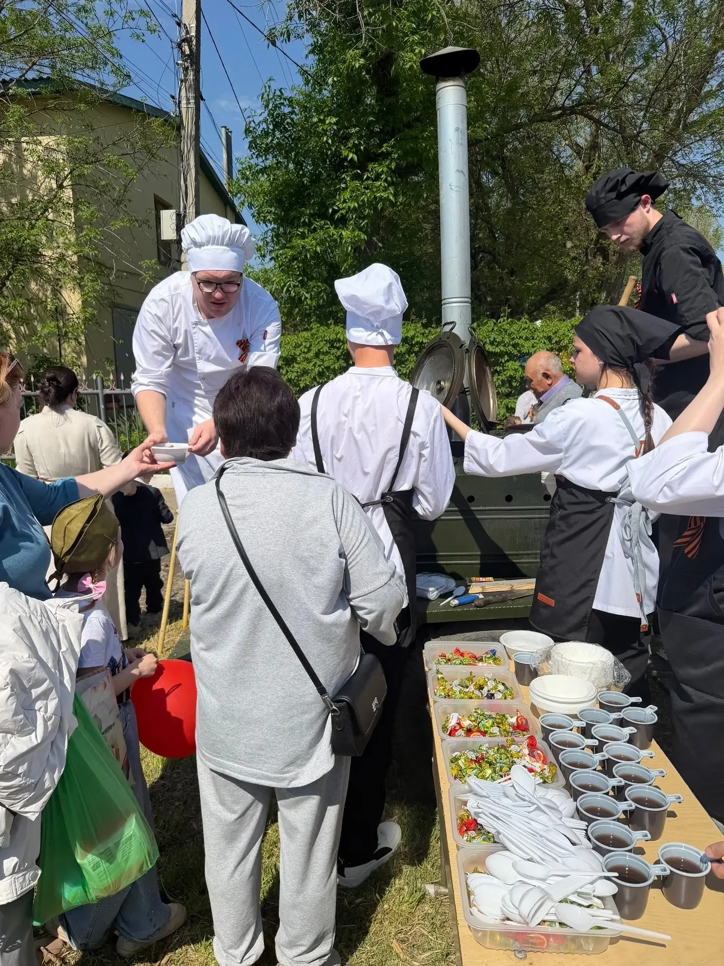 9 мая на центральной площади поселка Лиман развернулась настоящая полевая кухня, где казаки Лиманско