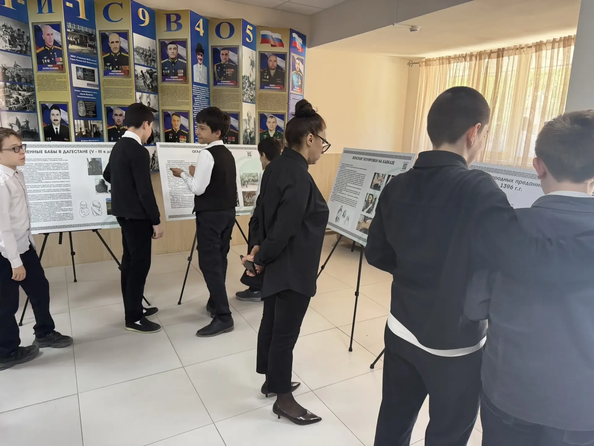 🎨 В фойе школы прошла выставка «Женские образы в этнокультурном пространстве Дагестана»  Выставка  б