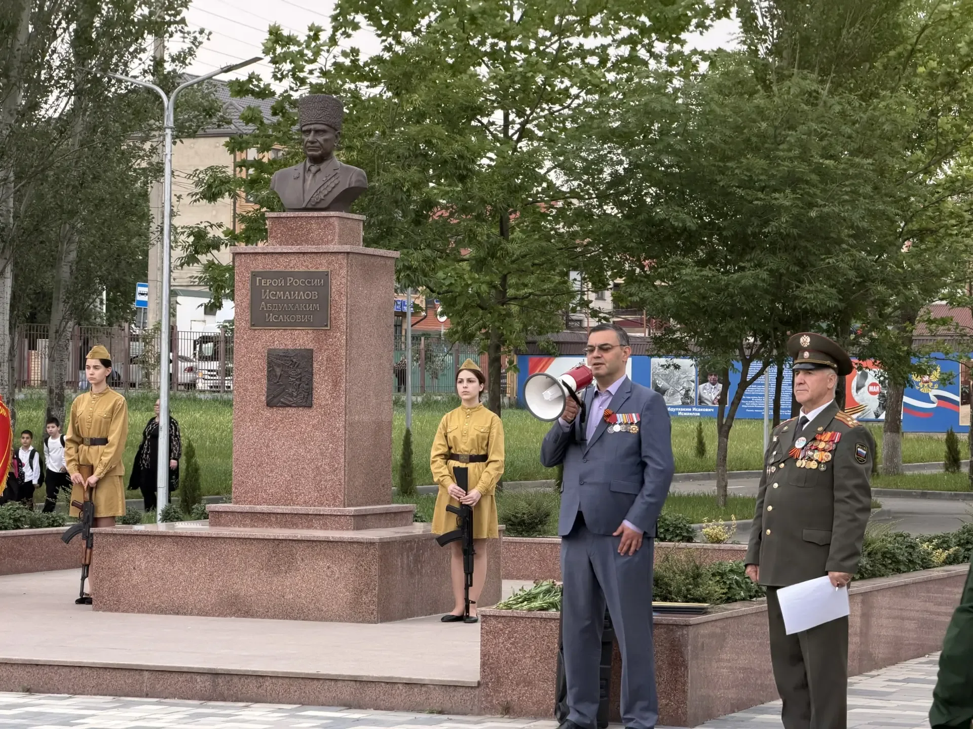 🇷🇺 Память жива: возложение цветов к памятнику Абдулхакима Исмаилова  Сегодня в нашей гимназии состоя