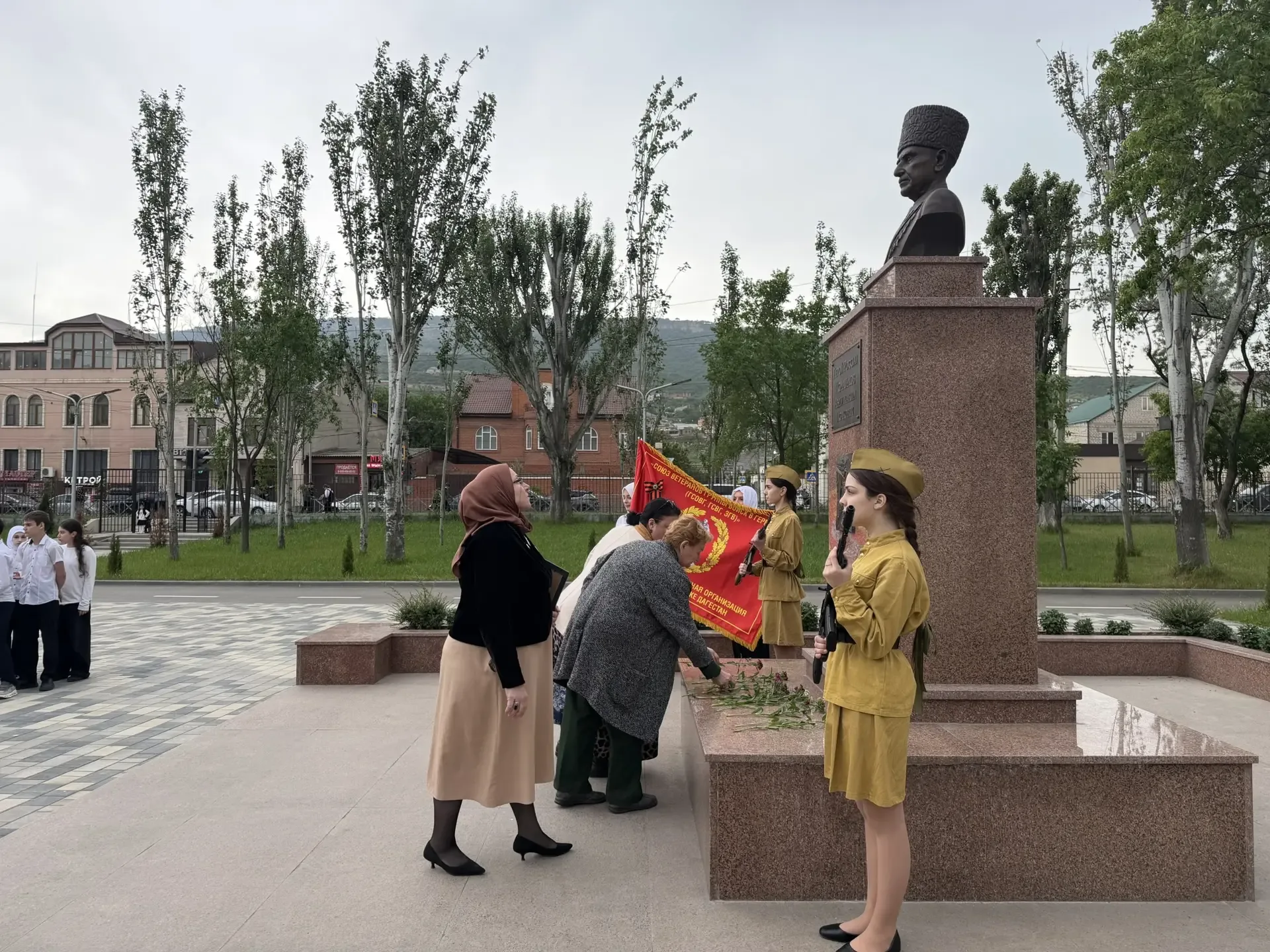 🇷🇺 Память жива: возложение цветов к памятнику Абдулхакима Исмаилова  Сегодня в нашей гимназии состоя