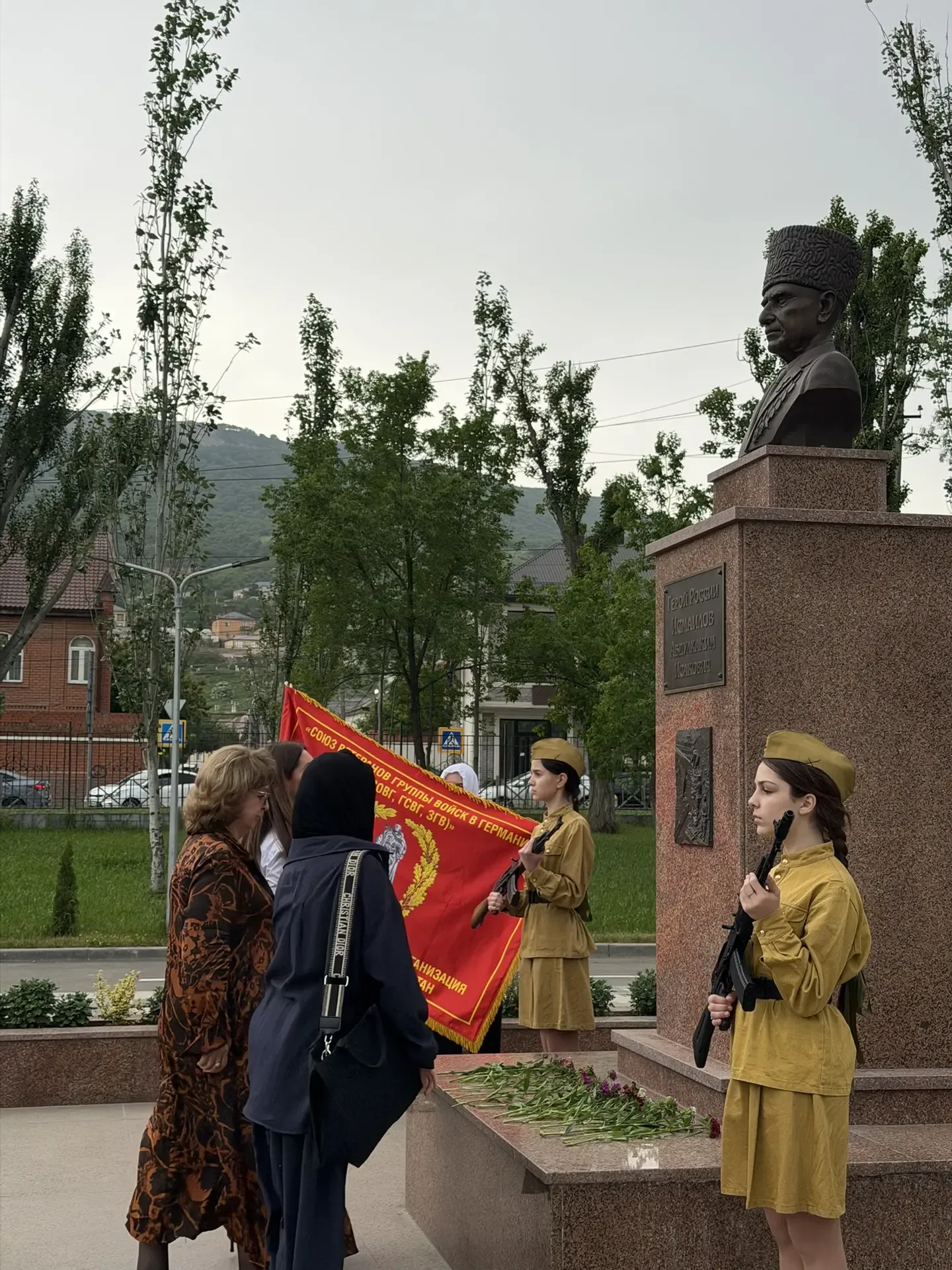 🇷🇺 Память жива: возложение цветов к памятнику Абдулхакима Исмаилова  Сегодня в нашей гимназии состоя