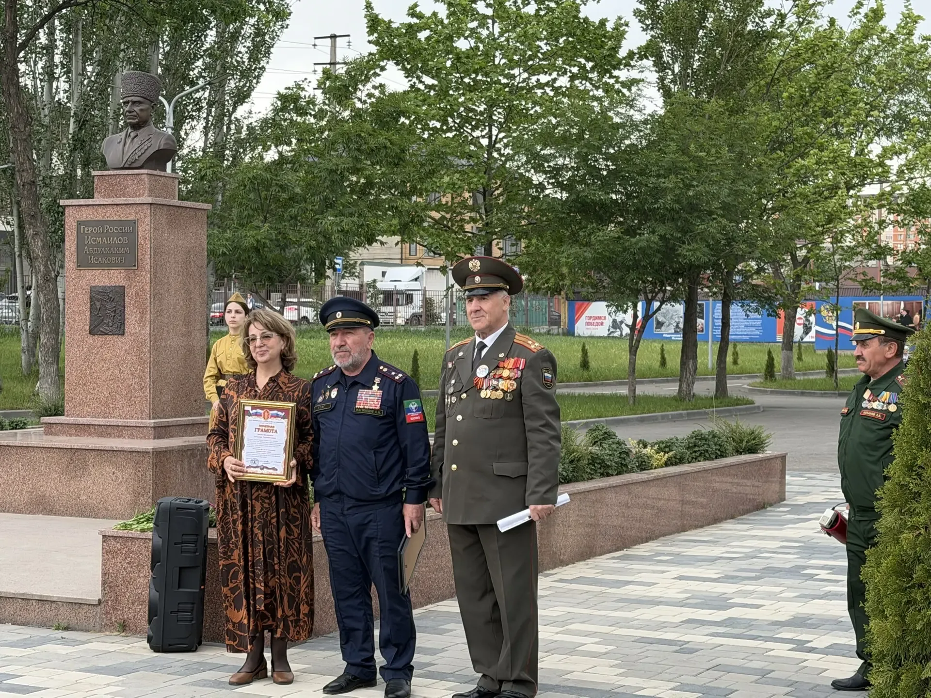 🇷🇺 Память жива: возложение цветов к памятнику Абдулхакима Исмаилова  Сегодня в нашей гимназии состоя