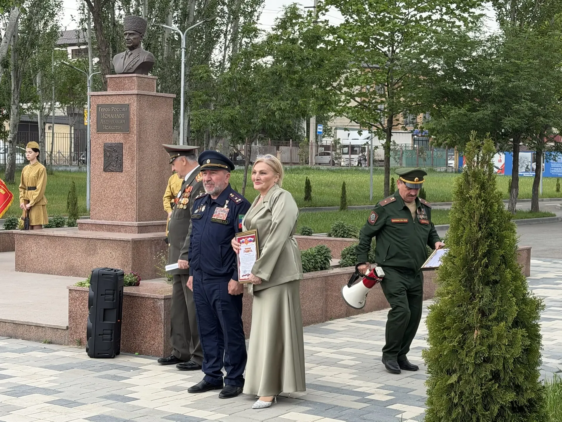 🇷🇺 Память жива: возложение цветов к памятнику Абдулхакима Исмаилова  Сегодня в нашей гимназии состоя