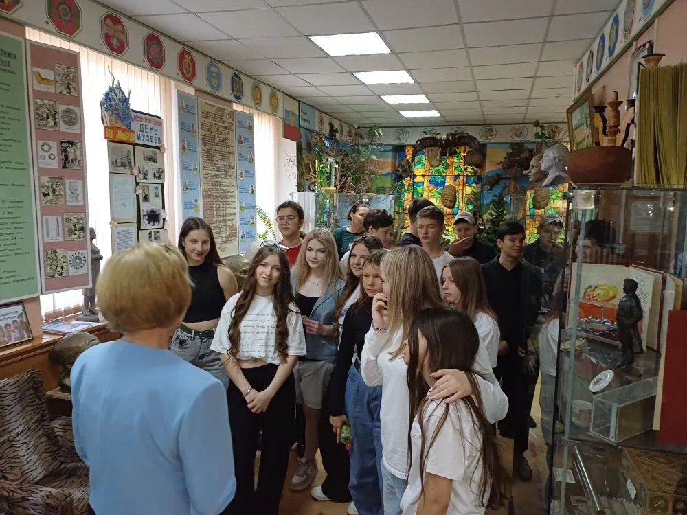Экскурсия в Краеведческий музей посёлка Кировка  ✅Учащиеся 7 «Г» класса  с учителем по биологии Хиль