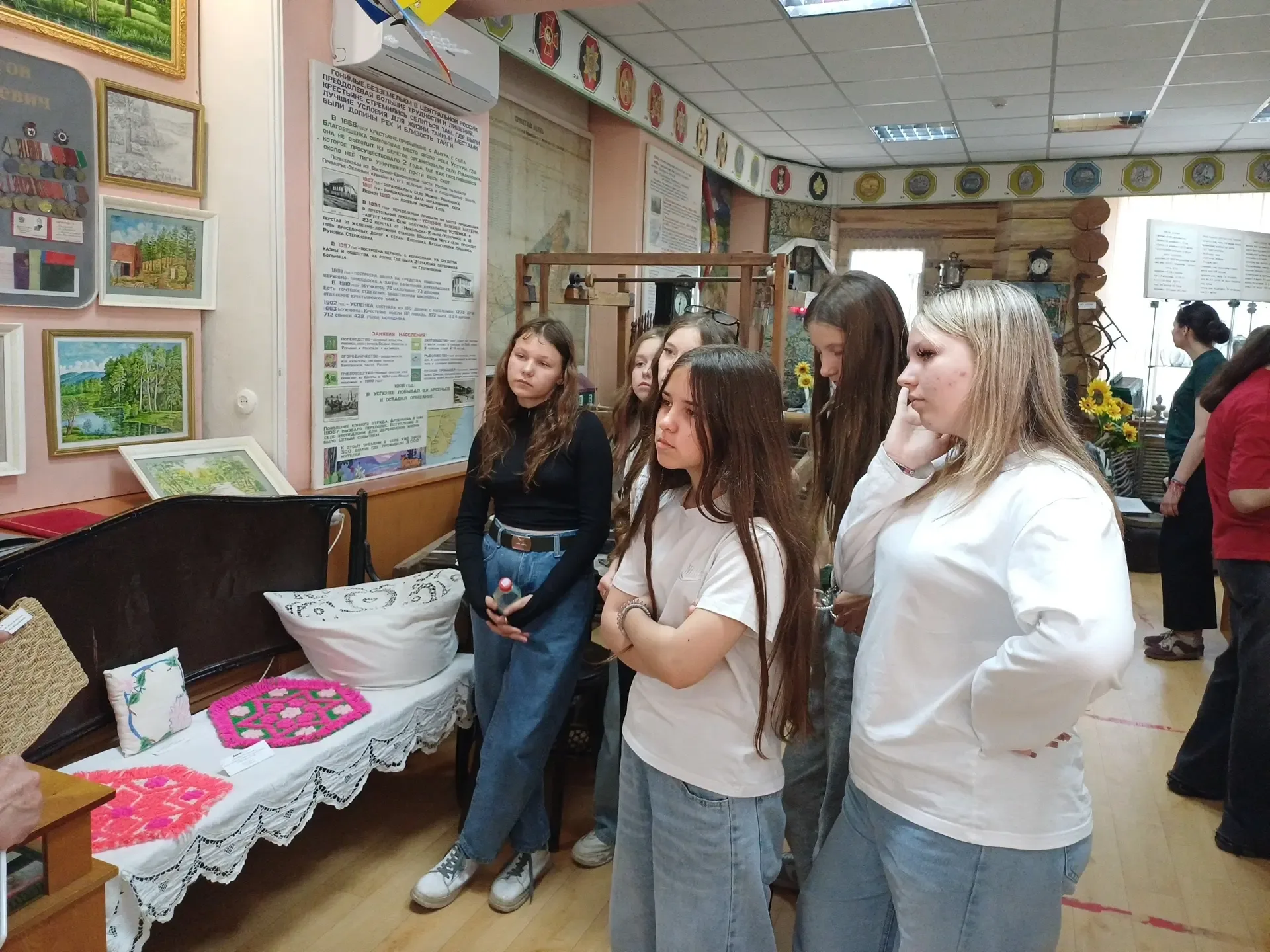 Экскурсия в Краеведческий музей посёлка Кировка  ✅Учащиеся 7 «Г» класса  с учителем по биологии Хиль