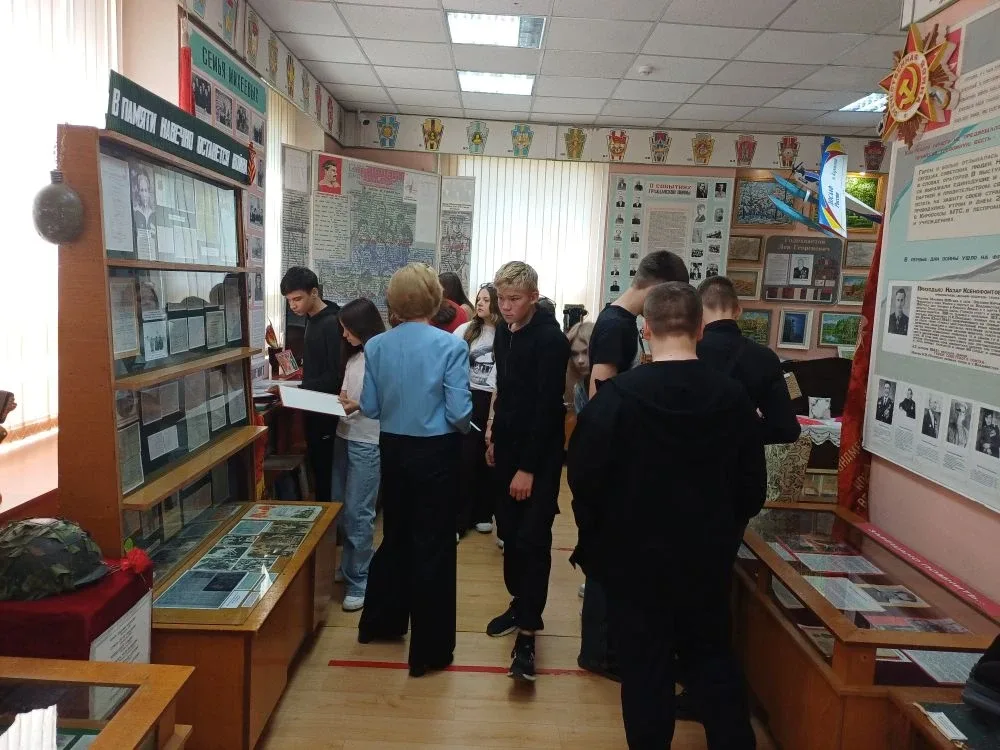 Экскурсия в Краеведческий музей посёлка Кировка  ✅Учащиеся 7 «Г» класса  с учителем по биологии Хиль