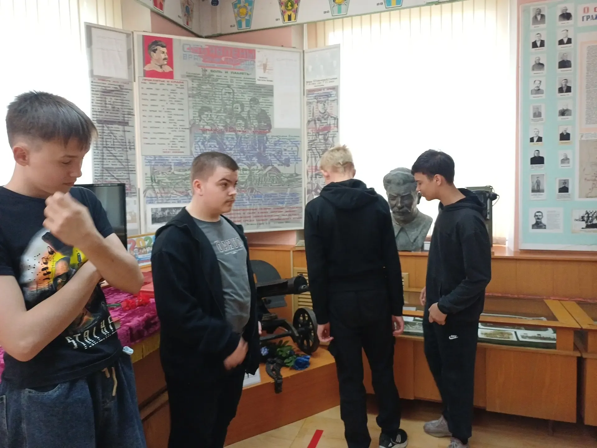 Экскурсия в Краеведческий музей посёлка Кировка  ✅Учащиеся 7 «Г» класса  с учителем по биологии Хиль