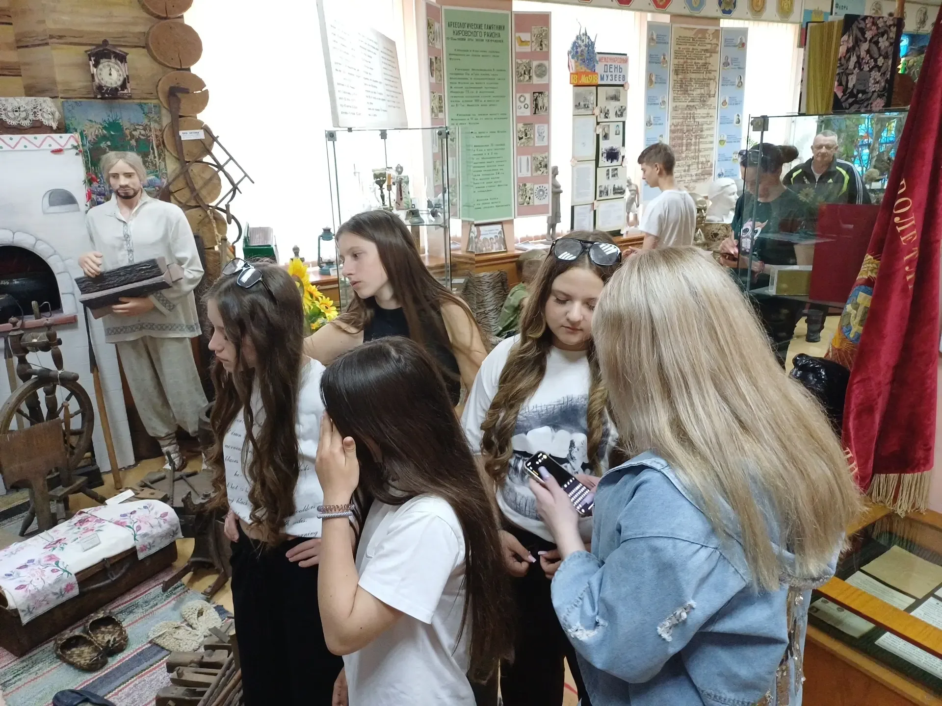 Экскурсия в Краеведческий музей посёлка Кировка  ✅Учащиеся 7 «Г» класса  с учителем по биологии Хиль