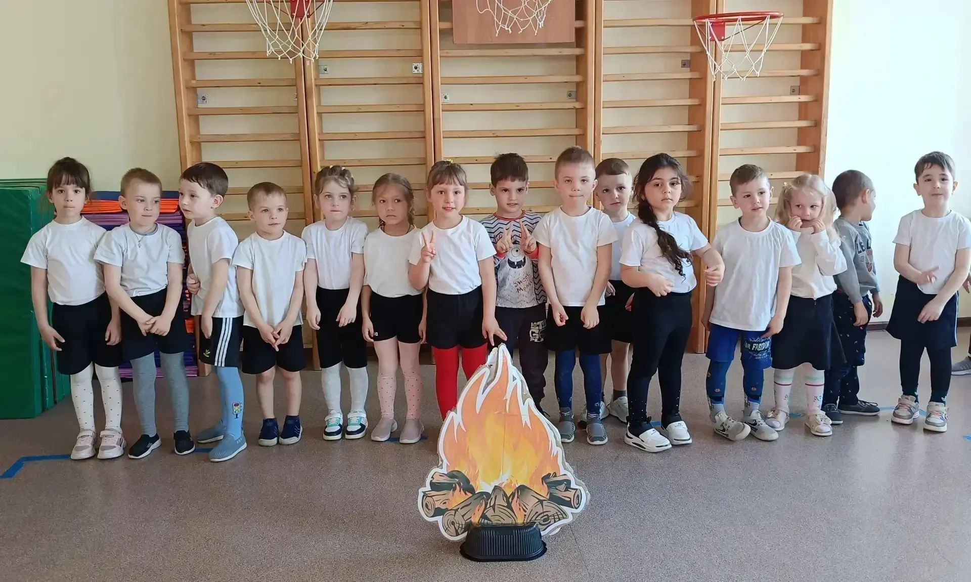 🔥 «Пожарные — люди отважные»: спортивное занятие в средних группах!  У ребят из средних групп прошло