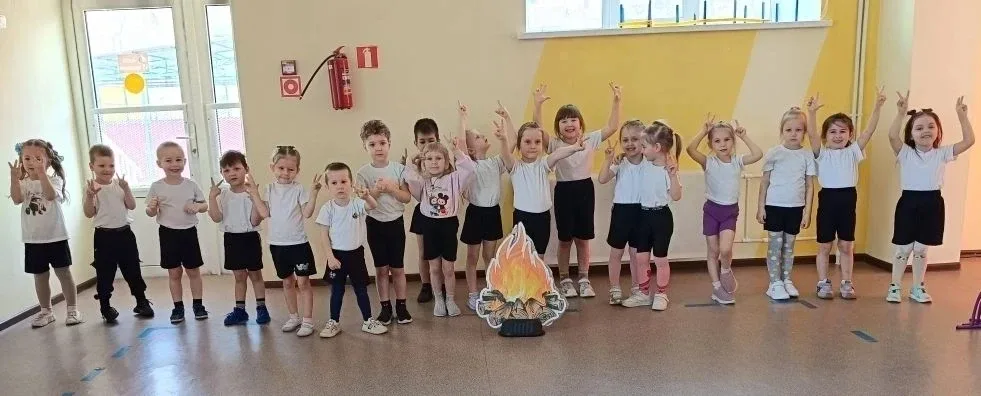 🔥 «Пожарные — люди отважные»: спортивное занятие в средних группах!  У ребят из средних групп прошло