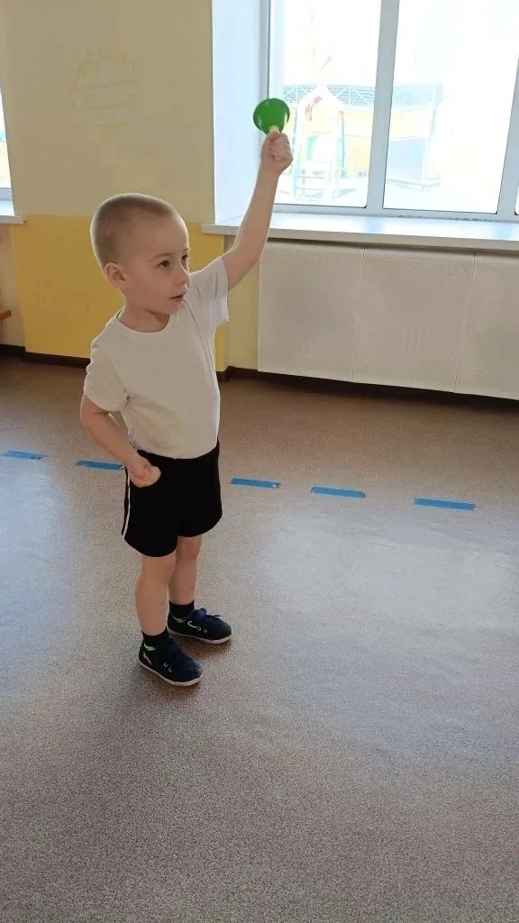 🔥 «Пожарные — люди отважные»: спортивное занятие в средних группах!  У ребят из средних групп прошло