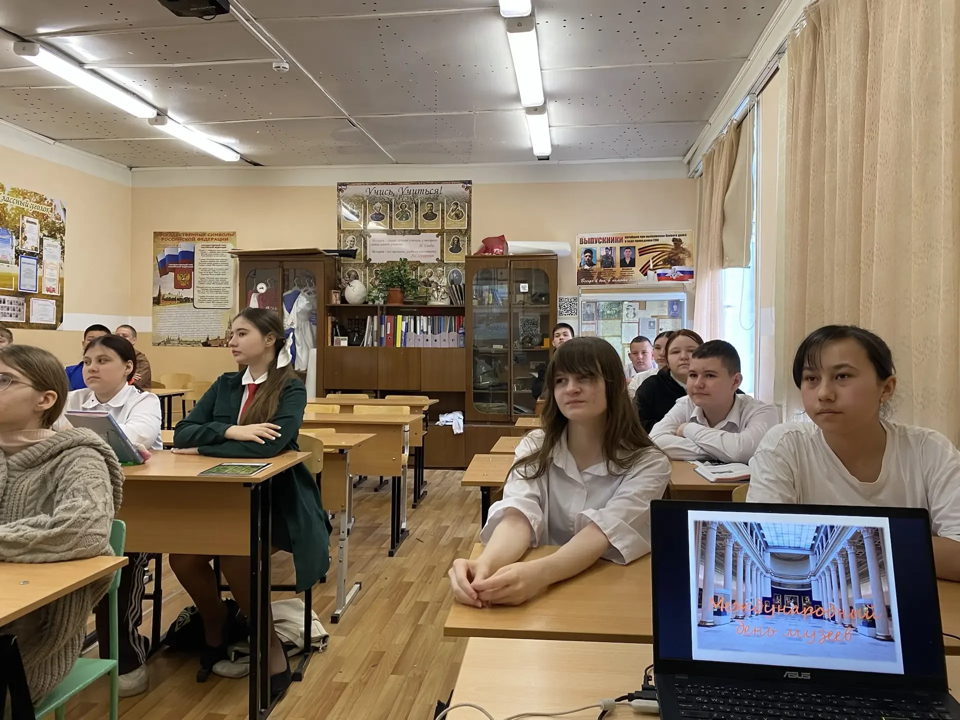 🕊 18 мая — Международный день музеев.   🏛️В школьном музее «Память Поколений» прошел кинолекторий « 