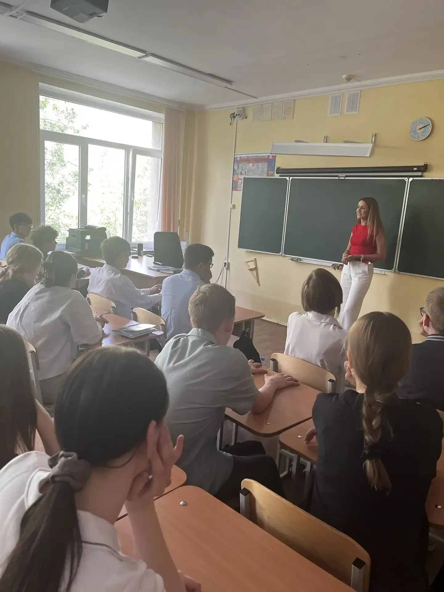 🌟 Профориентационная встреча в 8Б: живой пример профессии маркетолог-дизайнер!  🔊👏Несмотря на прибли