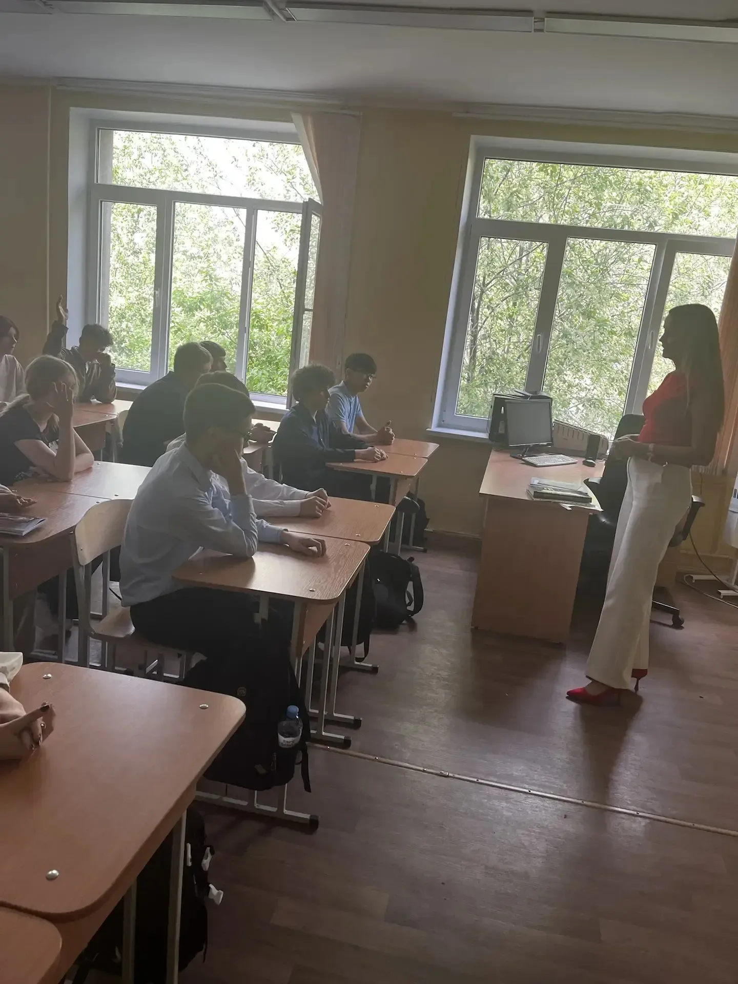 🌟 Профориентационная встреча в 8Б: живой пример профессии маркетолог-дизайнер!  🔊👏Несмотря на прибли