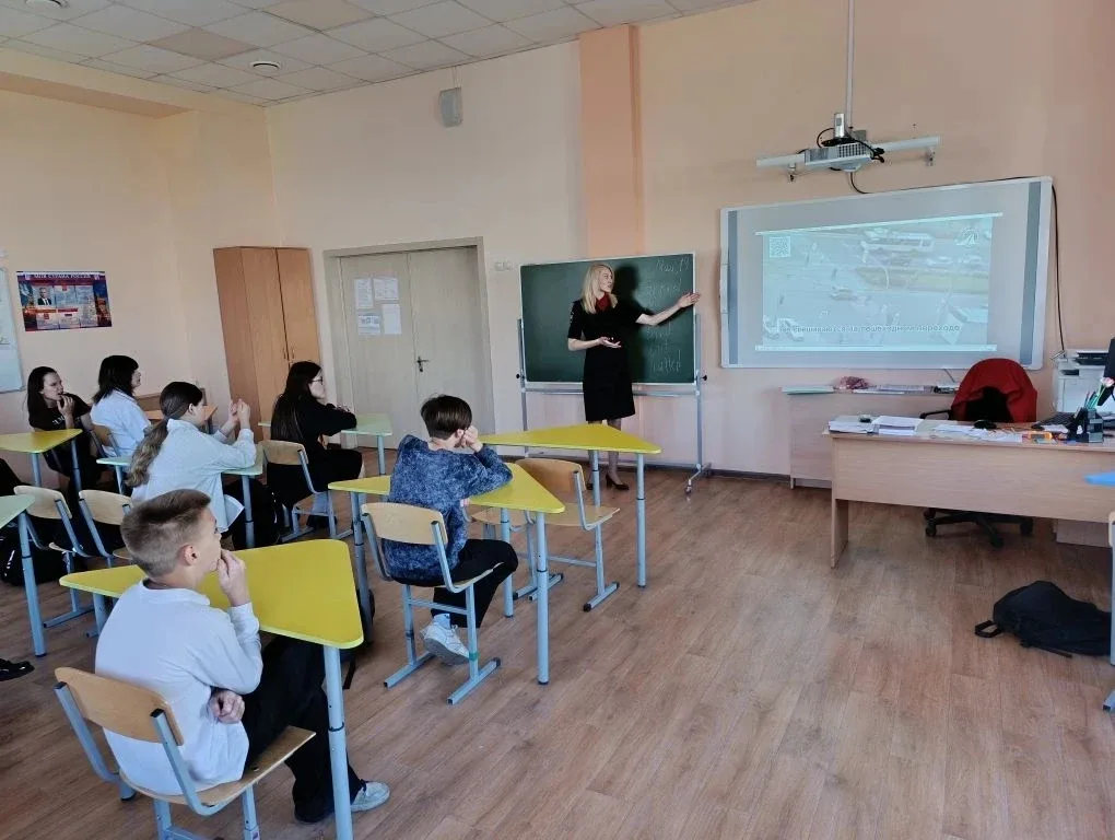 🚸 Безопасность на дороге — забота каждого!  В нашей школе прошла важная и полезная встреча с сотрудн