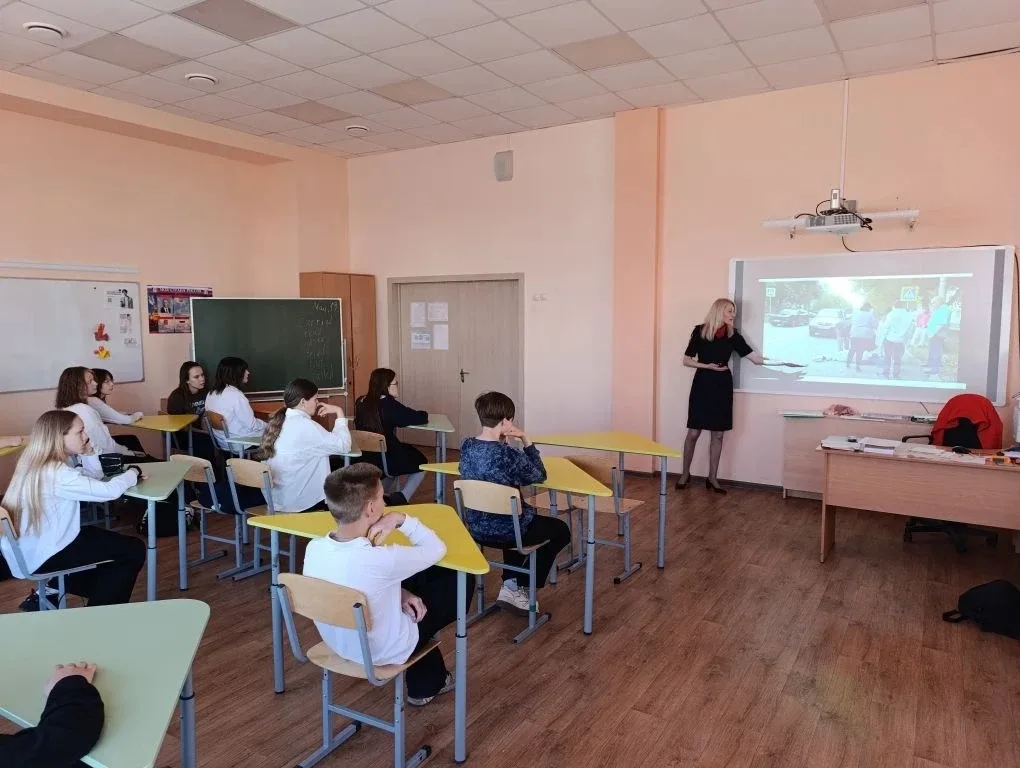 🚸 Безопасность на дороге — забота каждого!  В нашей школе прошла важная и полезная встреча с сотрудн