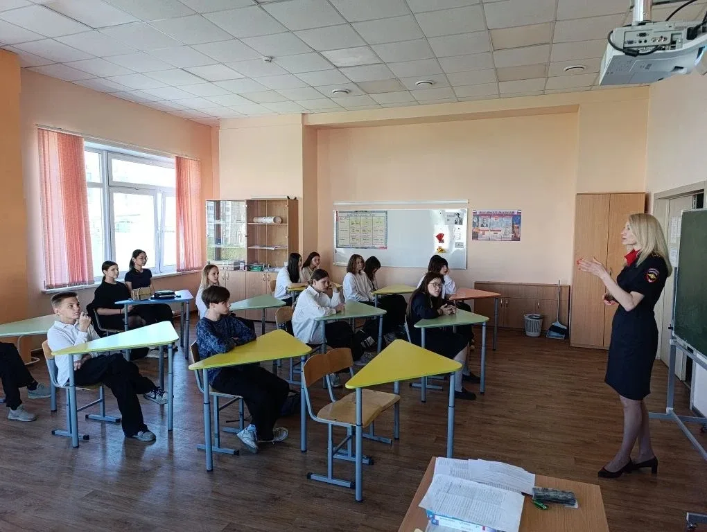 🚸 Безопасность на дороге — забота каждого!  В нашей школе прошла важная и полезная встреча с сотрудн