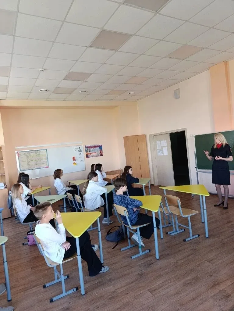 🚸 Безопасность на дороге — забота каждого!  В нашей школе прошла важная и полезная встреча с сотрудн