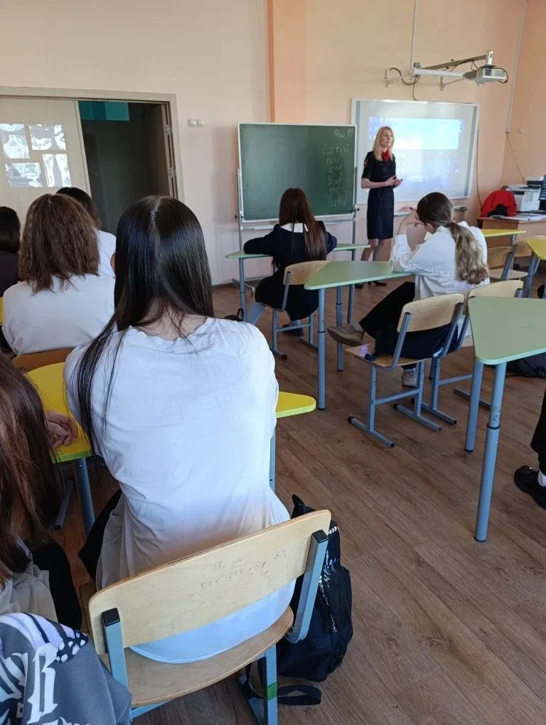 🚸 Безопасность на дороге — забота каждого!  В нашей школе прошла важная и полезная встреча с сотрудн