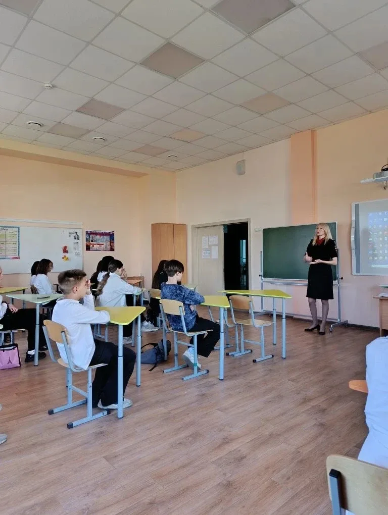 🚸 Безопасность на дороге — забота каждого!  В нашей школе прошла важная и полезная встреча с сотрудн