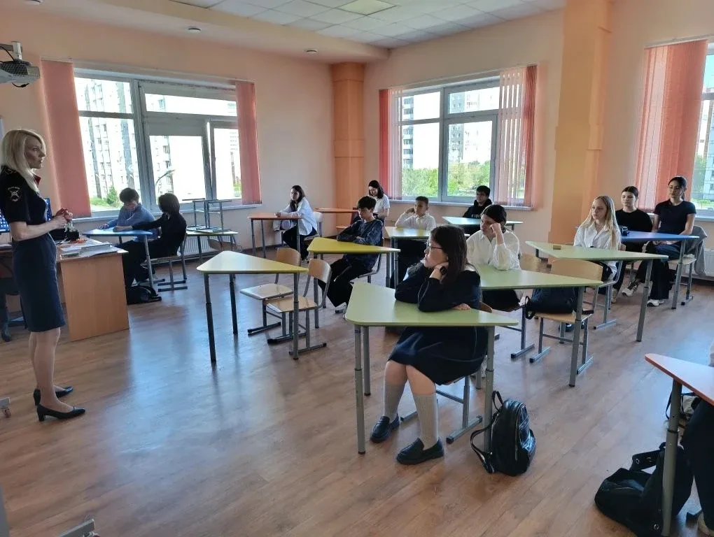 🚸 Безопасность на дороге — забота каждого!  В нашей школе прошла важная и полезная встреча с сотрудн