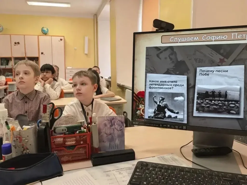 🎼 «РАЗГОВОРЫ О ВАЖНОМ»: ПЕСНИ, КОТОРЫЕ ПРИБЛИЖАЛИ ПОБЕДУ   Сегодня в нашей школе прошло очередное за
