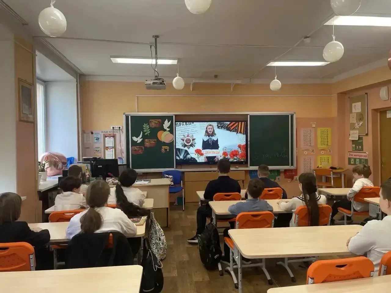 🎼 «РАЗГОВОРЫ О ВАЖНОМ»: ПЕСНИ, КОТОРЫЕ ПРИБЛИЖАЛИ ПОБЕДУ   Сегодня в нашей школе прошло очередное за