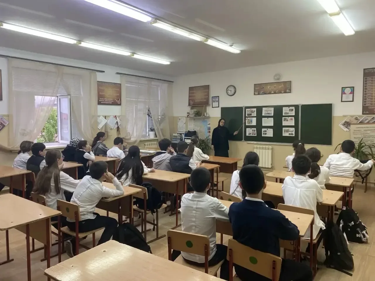 В 7 «Б» классе Алибекова Э.М. провела классный час на тему «Право. Ответственность. Безопасность».  