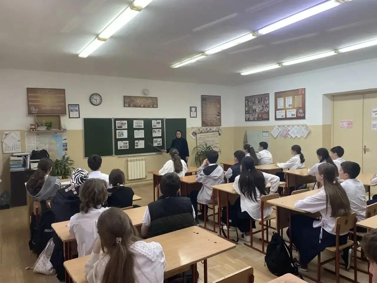 В 7 «Б» классе Алибекова Э.М. провела классный час на тему «Право. Ответственность. Безопасность».  