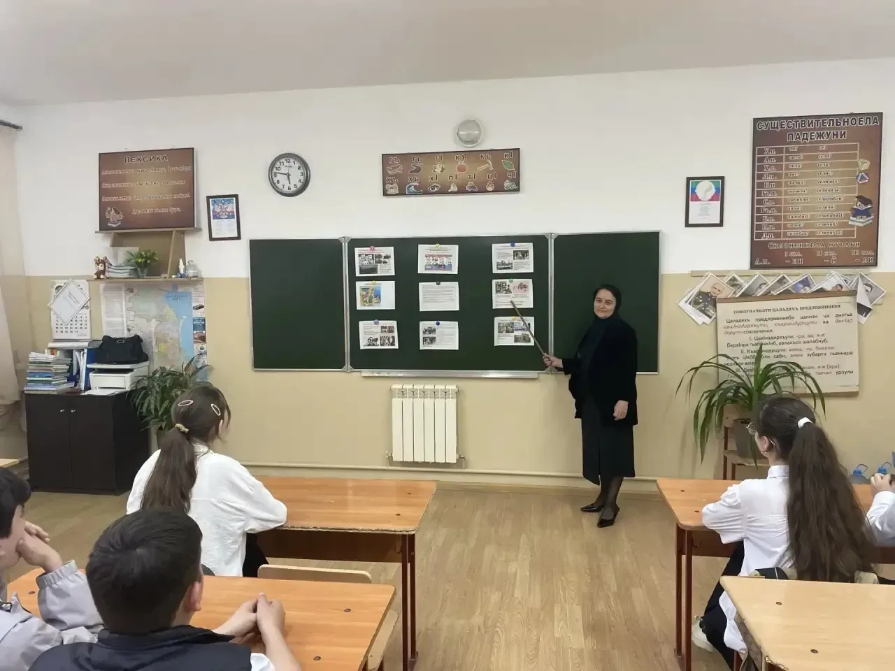 В 7 «Б» классе Алибекова Э.М. провела классный час на тему «Право. Ответственность. Безопасность».  