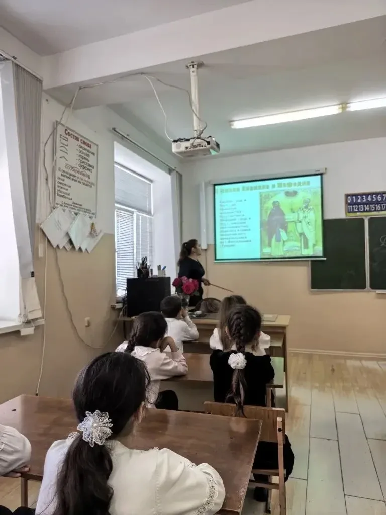 Кл.рук. Бахмудова З.М. во 2 Б классе провела классный час ко Дню славянской письменности, главные за