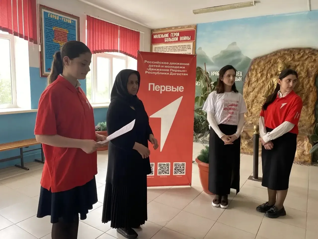 Активисты  первичного отделения «Движения Первых» вместе с советником директора Муртузалиевым Н. Г.,