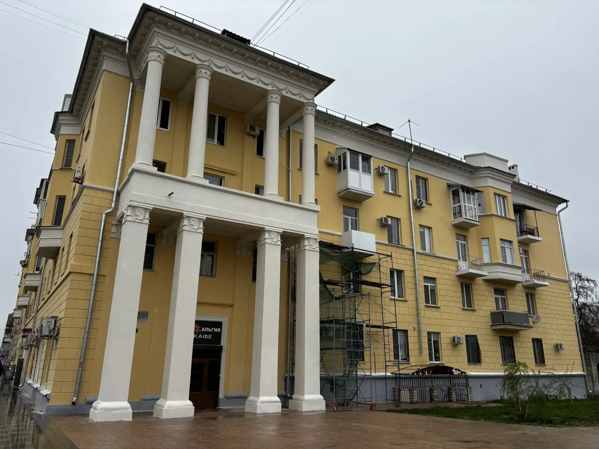 В доме по адресу Дзержинского, 14 подходят к завершению работы по капитальному ремонту фасада здания