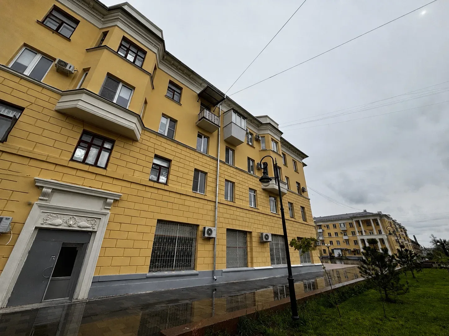 В доме по адресу Дзержинского, 14 подходят к завершению работы по капитальному ремонту фасада здания