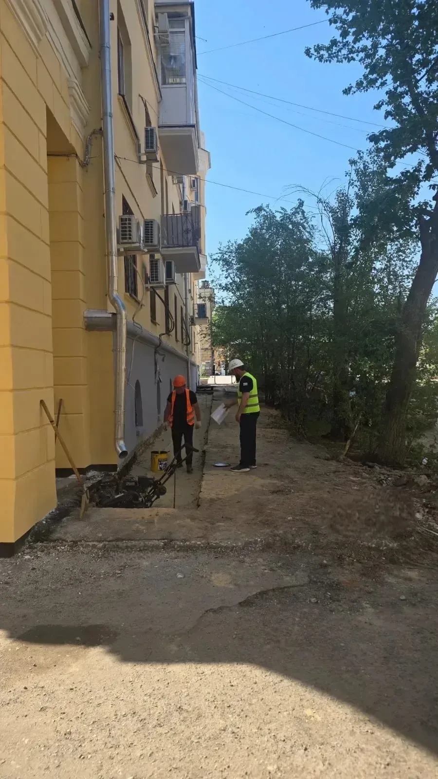 В доме по адресу Дзержинского, 14 подходят к завершению работы по капитальному ремонту фасада здания