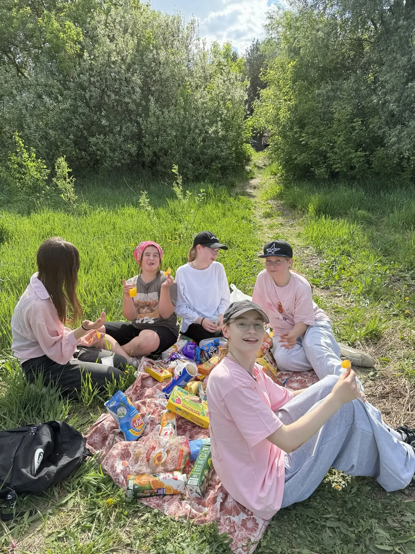 Сегодня 6 «Б» устроил настоящий день приключений! 🚴🏼🌈  Сначала ребята дружно крутили педали на велоз