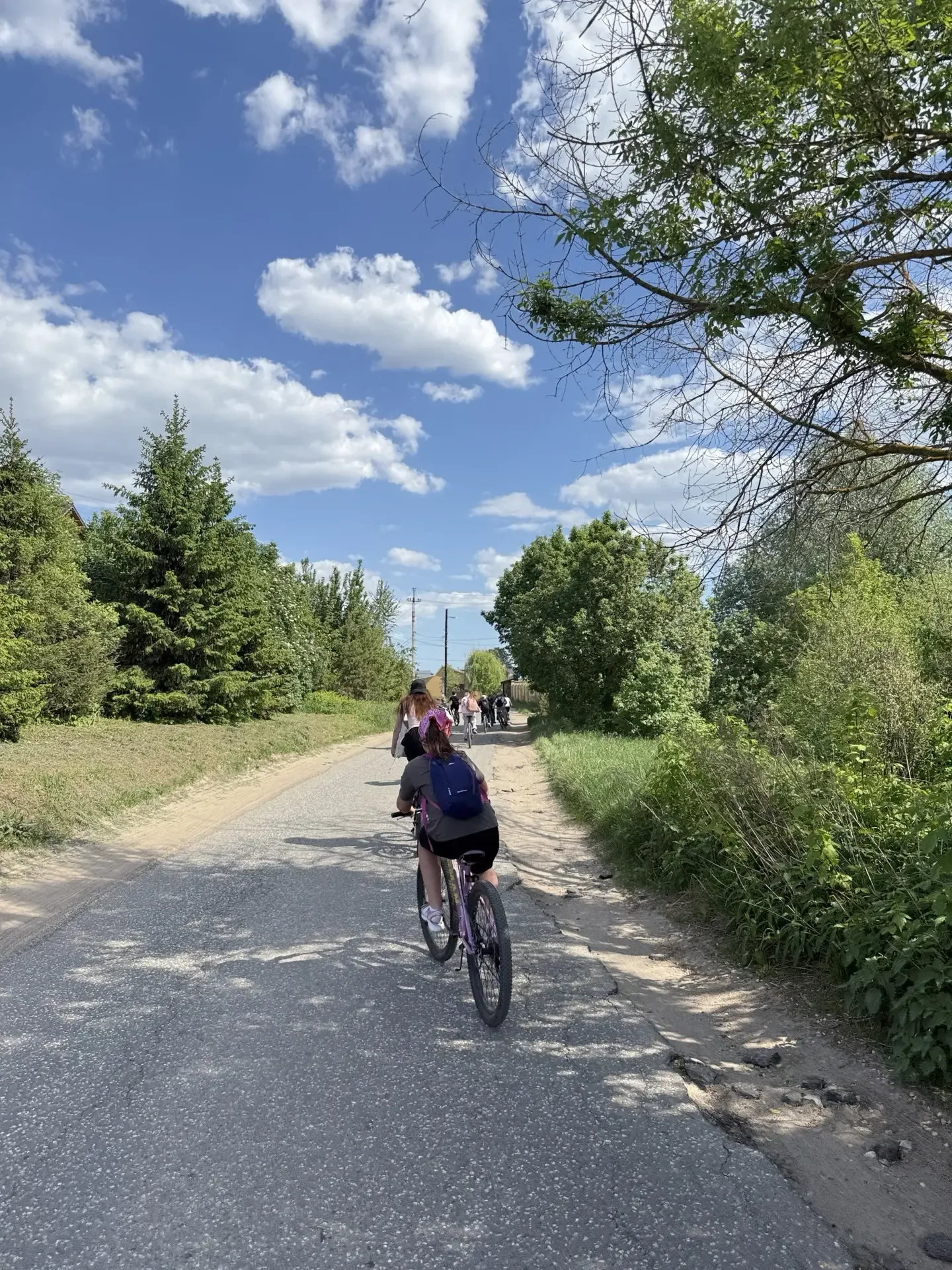 Сегодня 6 «Б» устроил настоящий день приключений! 🚴🏼🌈  Сначала ребята дружно крутили педали на велоз