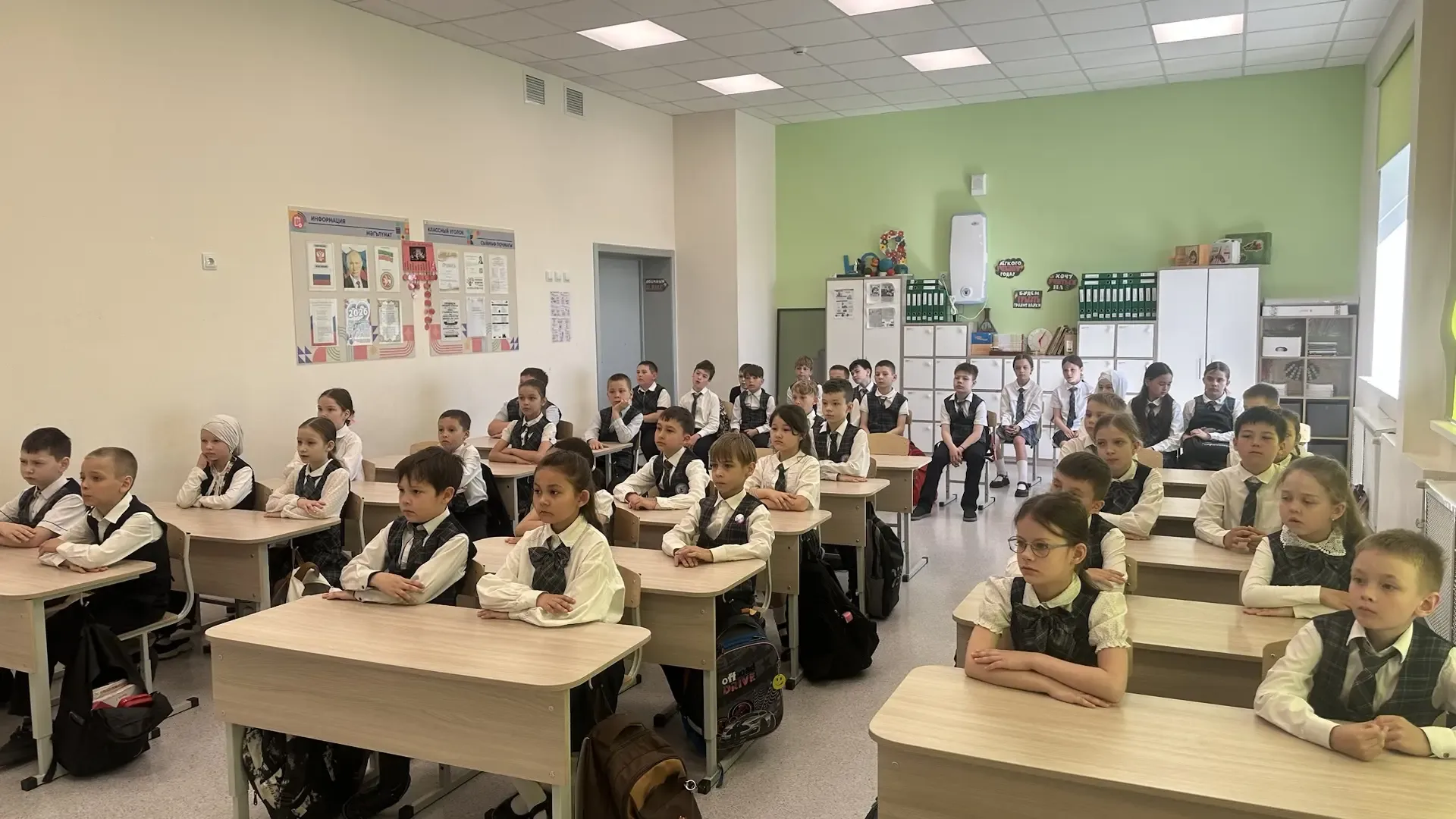 Сегодня, в традиционное утро понедельника, после торжественной линейки и исполнения гимна, для учени
