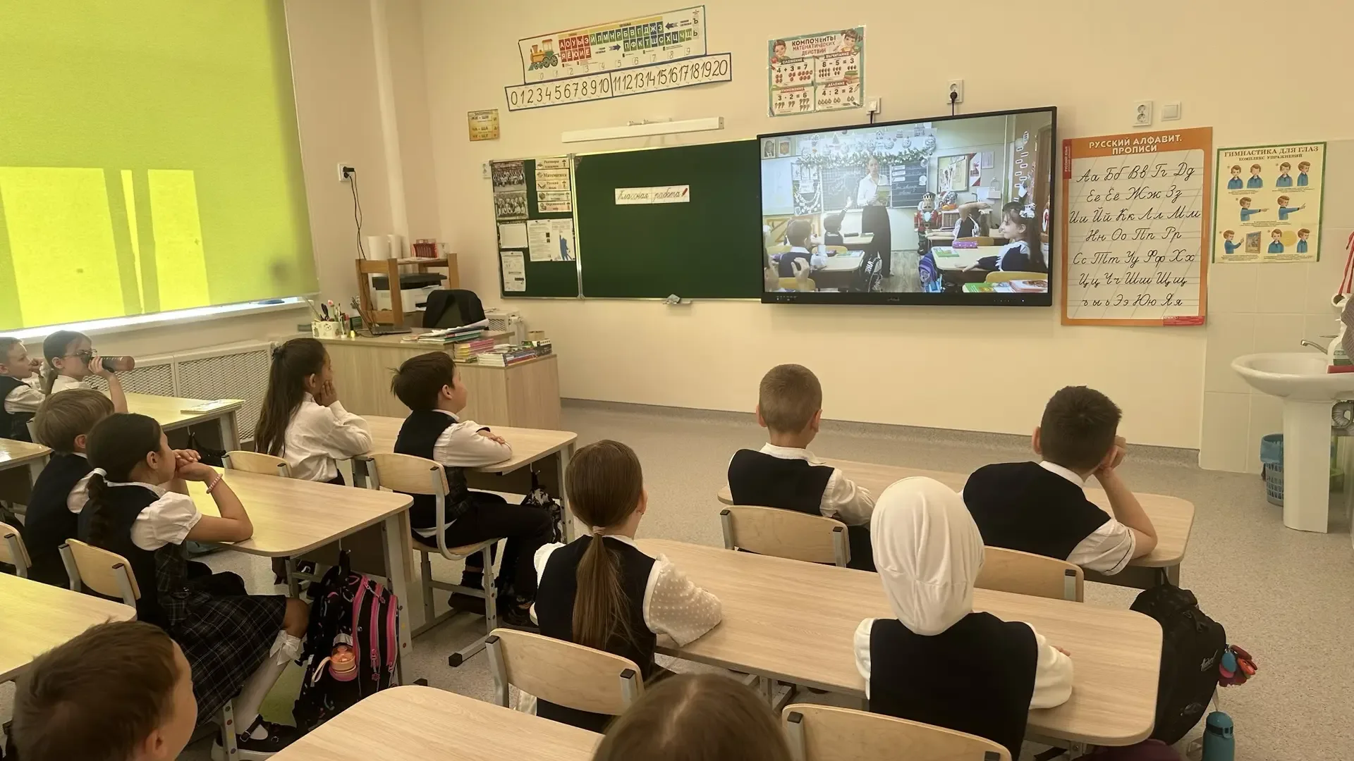 Сегодня, в традиционное утро понедельника, после торжественной линейки и исполнения гимна, для учени
