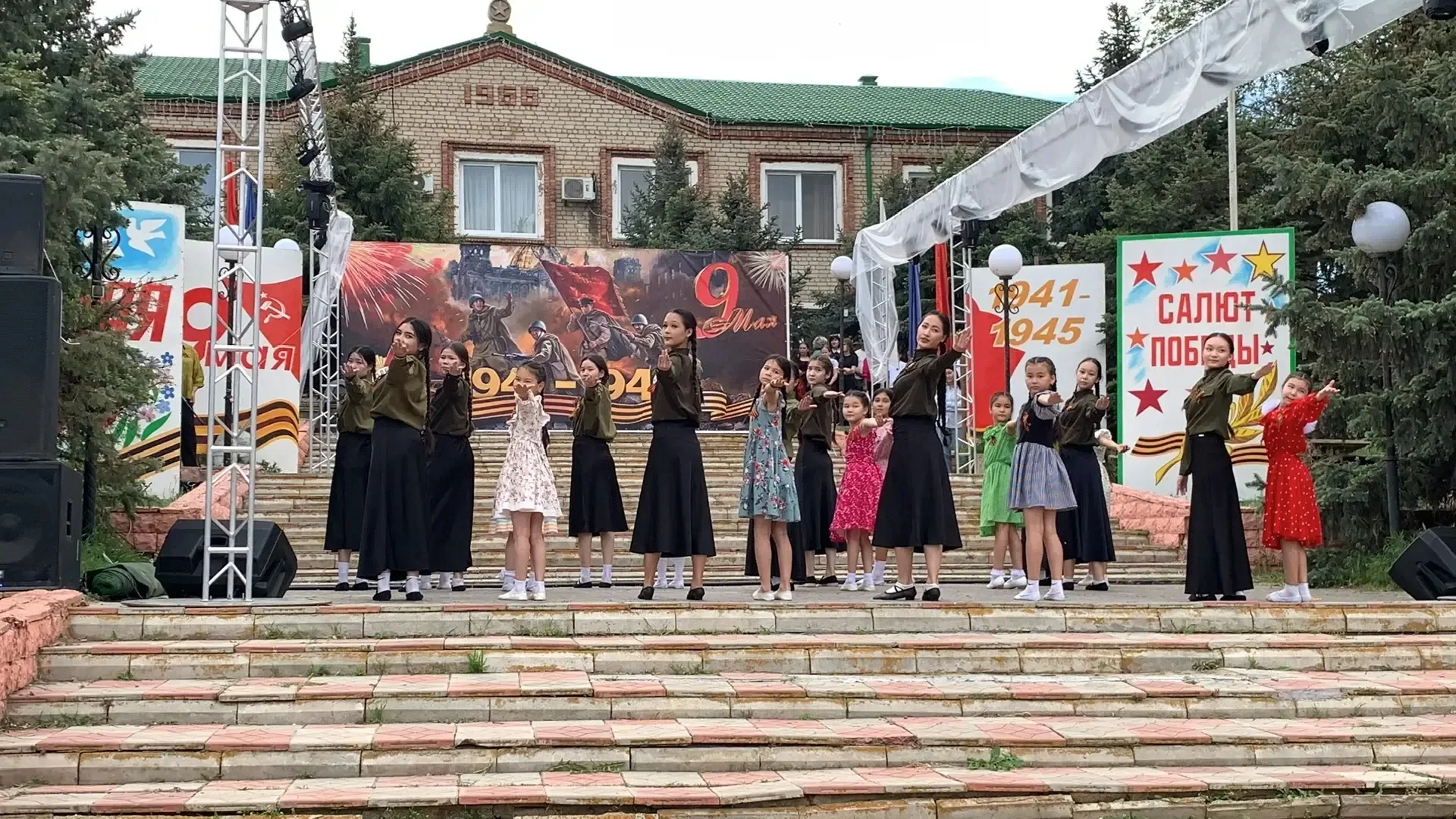 «Мы — часть большого праздника»: как Володарская СОШ №2 встретила 9 Мая  Сегодня, 9 мая, наши ученик