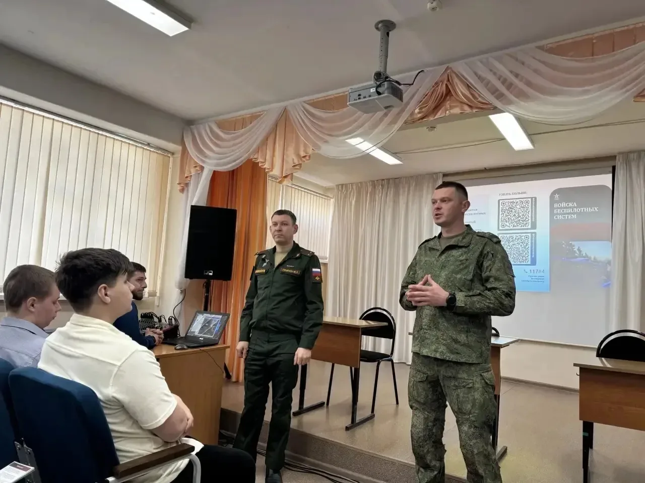 🗓️14 мая в филиале БУ «Лангепасский политехнический колледж» в городе Покачи состоялась встреча студ