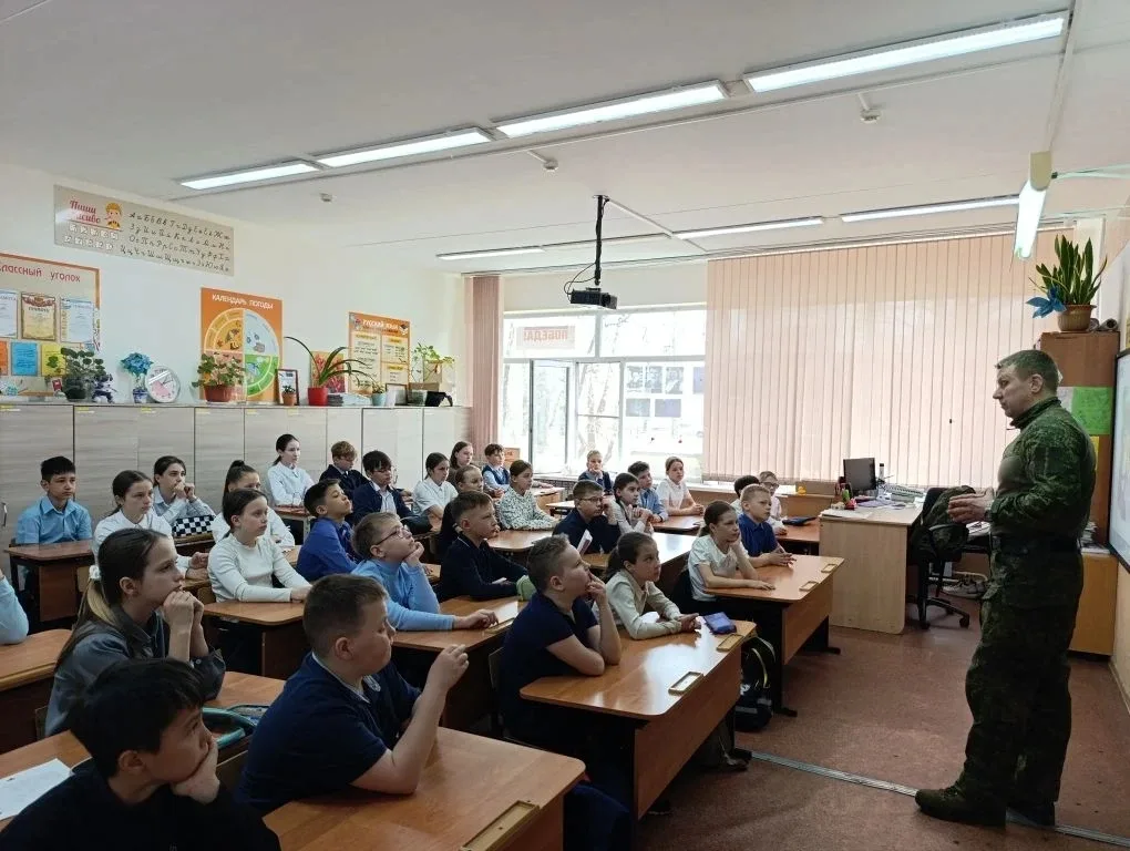 Сегодня в нашей школе уроки мужества провёл военнослужащий артиллерийского подразделения, фронтовой 
