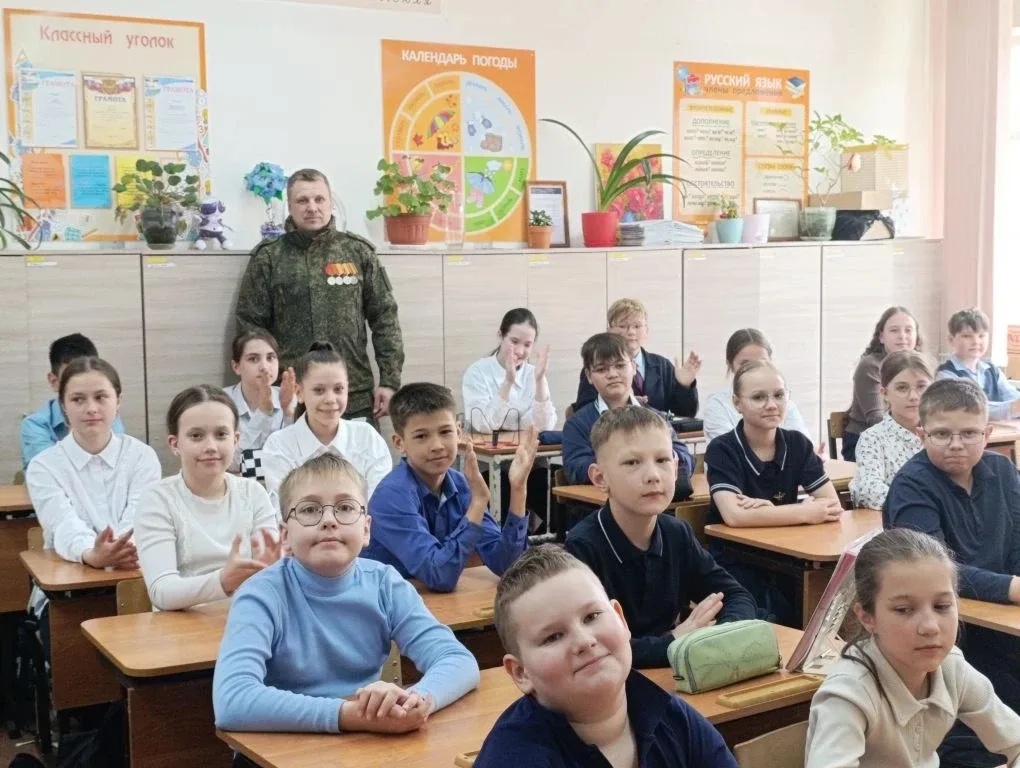 Сегодня в нашей школе уроки мужества провёл военнослужащий артиллерийского подразделения, фронтовой 