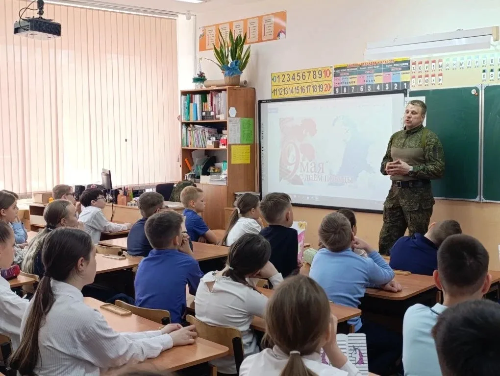 Сегодня в нашей школе уроки мужества провёл военнослужащий артиллерийского подразделения, фронтовой 