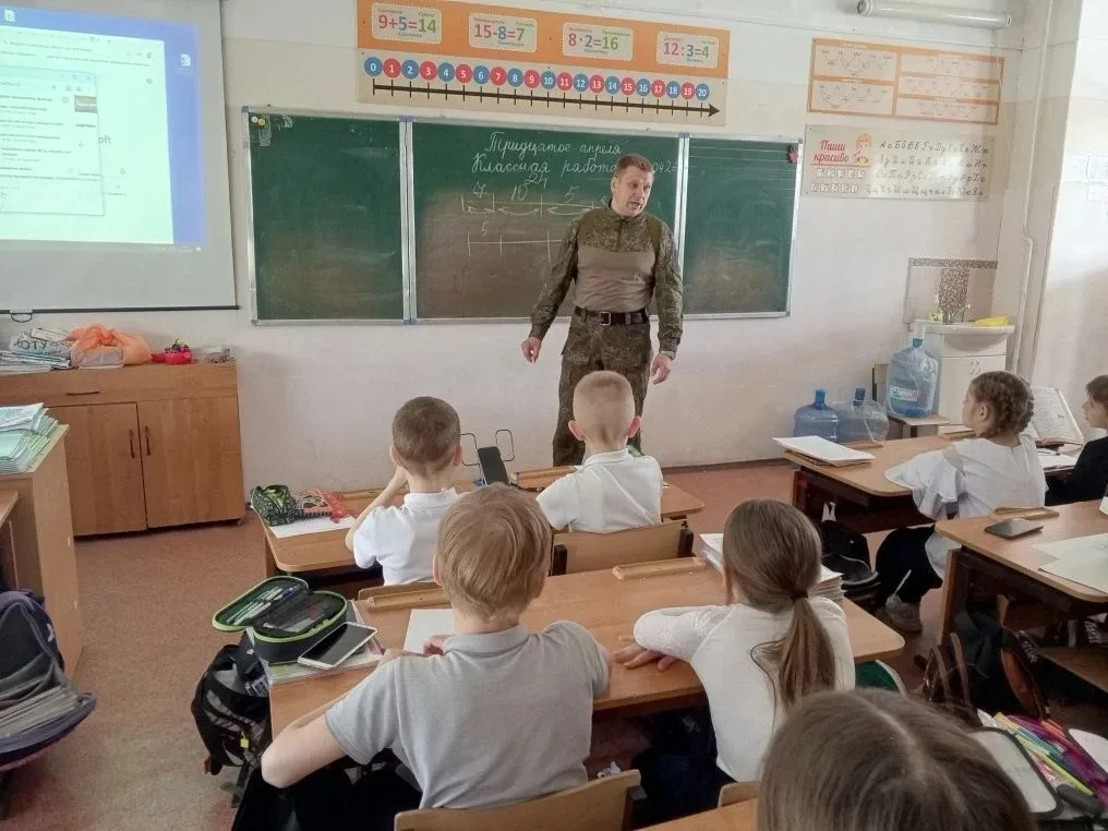 Сегодня в нашей школе уроки мужества провёл военнослужащий артиллерийского подразделения, фронтовой 