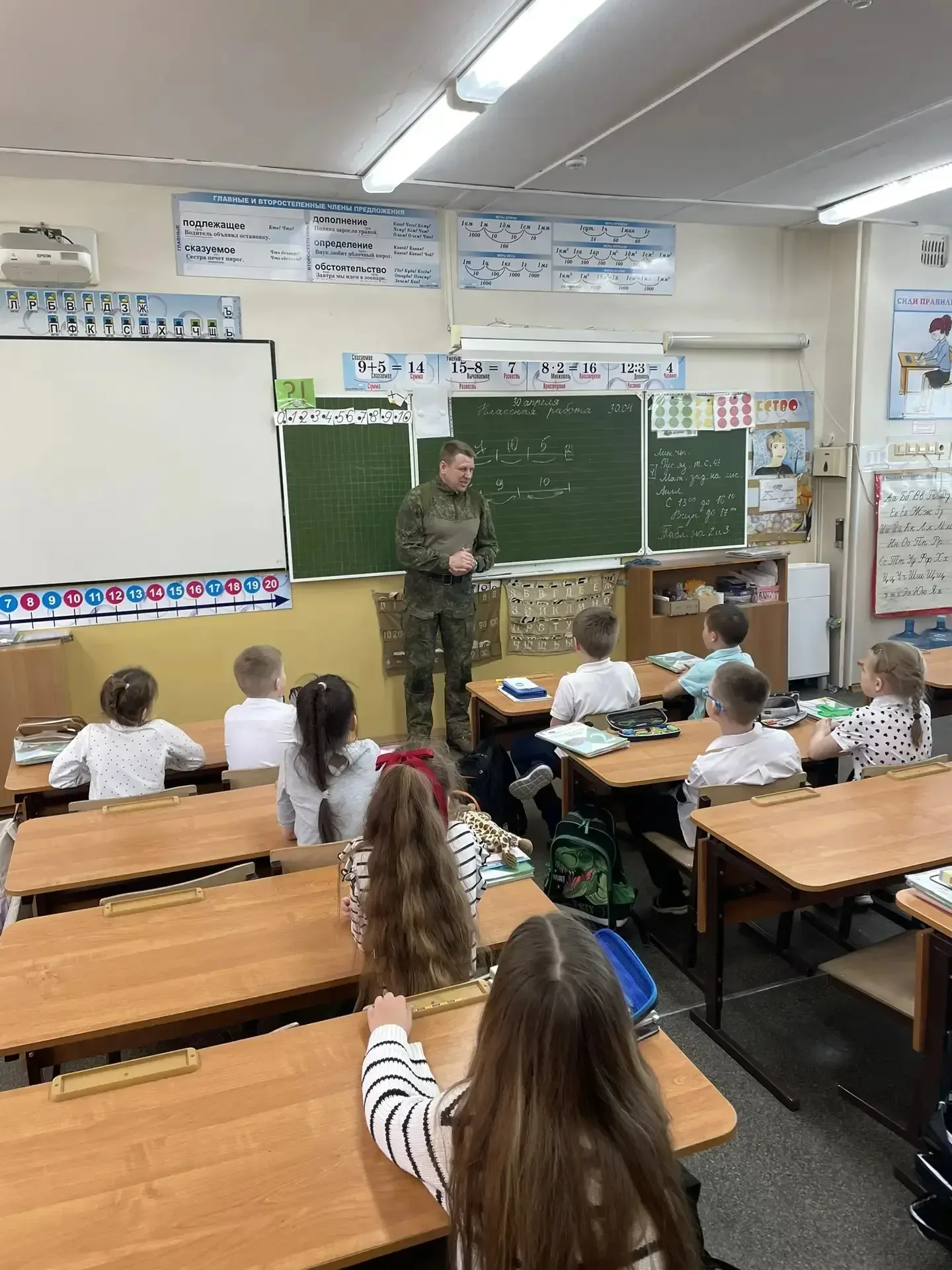 Сегодня в нашей школе уроки мужества провёл военнослужащий артиллерийского подразделения, фронтовой 